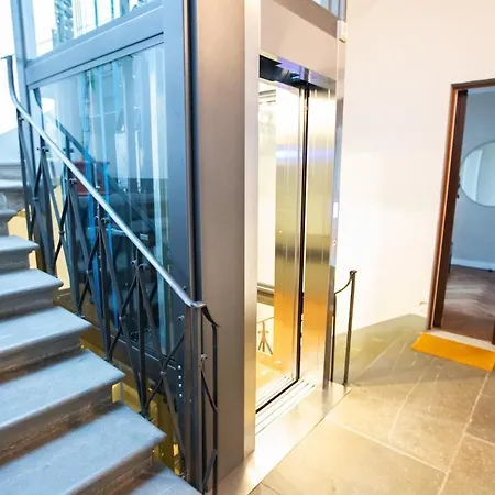 Newly Restored, Historic & Bright Apartment,3 Bed 아파트 *