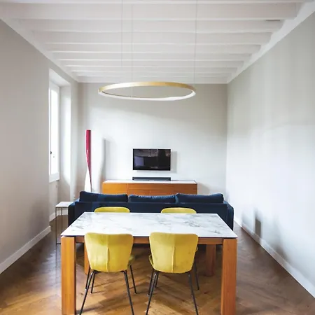 Newly Restored, Historic & Bright Apartment,3 Bed 아파트 *